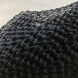 新‼【新感覚】シルクオーガンジーのクロスヘアバンド 〈シアサッカー柄・黒〉 快適! ふんわり軽やか  モードな川俣シルク 6枚目の画像