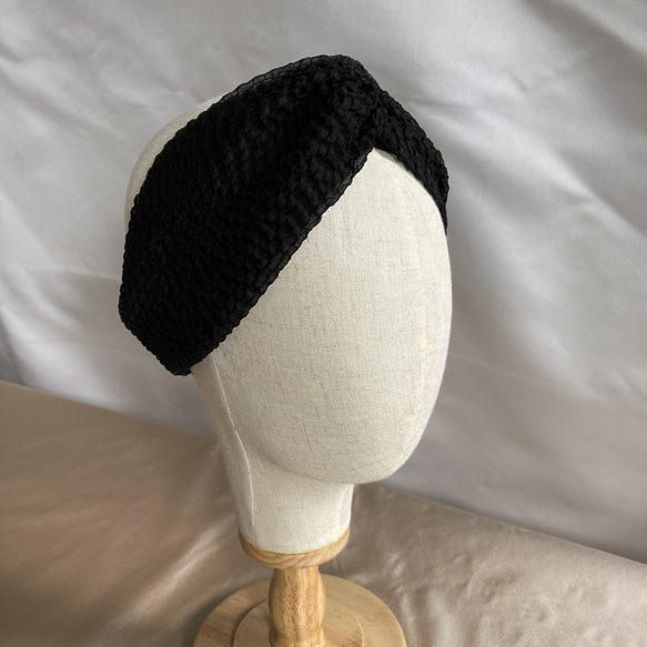 新‼【新感覚】シルクオーガンジーのクロスヘアバンド 〈シアサッカー柄・黒〉 快適! ふんわり軽やか  モードな川俣シルク 2枚目の画像