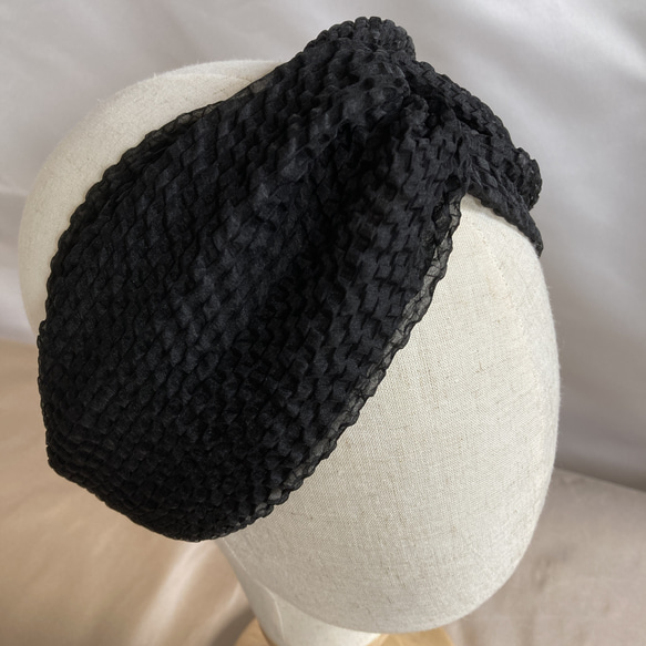 新‼【新感覚】シルクオーガンジーのクロスヘアバンド 〈シアサッカー柄・黒〉 快適! ふんわり軽やか  モードな川俣シルク 3枚目の画像