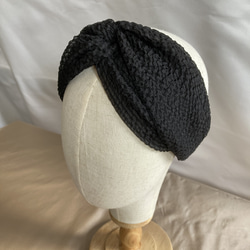 新‼【新感覚】シルクオーガンジーのクロスヘアバンド 〈シアサッカー柄・黒〉 快適! ふんわり軽やか  モードな川俣シルク 5枚目の画像