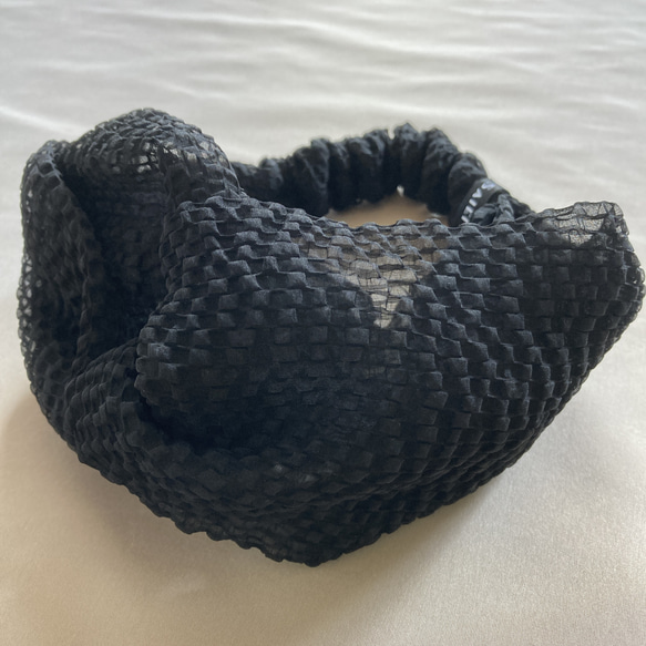 新‼【新感覚】シルクオーガンジーのクロスヘアバンド 〈シアサッカー柄・黒〉 快適! ふんわり軽やか  モードな川俣シルク 1枚目の画像