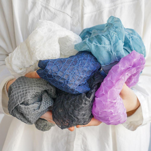 新‼【新感覚】シルクオーガンジーのクロスヘアバンド 〈結晶柄・ベージュ〉 髪の悩みに! 快適 & モードな川俣シルク 12枚目の画像