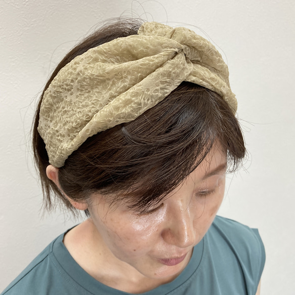 新‼【新感覚】シルクオーガンジーのクロスヘアバンド 〈結晶柄・ベージュ〉 髪の悩みに! 快適 & モードな川俣シルク 2枚目の画像