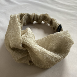 新‼【新感覚】シルクオーガンジーのクロスヘアバンド 〈結晶柄・ベージュ〉 髪の悩みに! 快適 & モードな川俣シルク 1枚目の画像