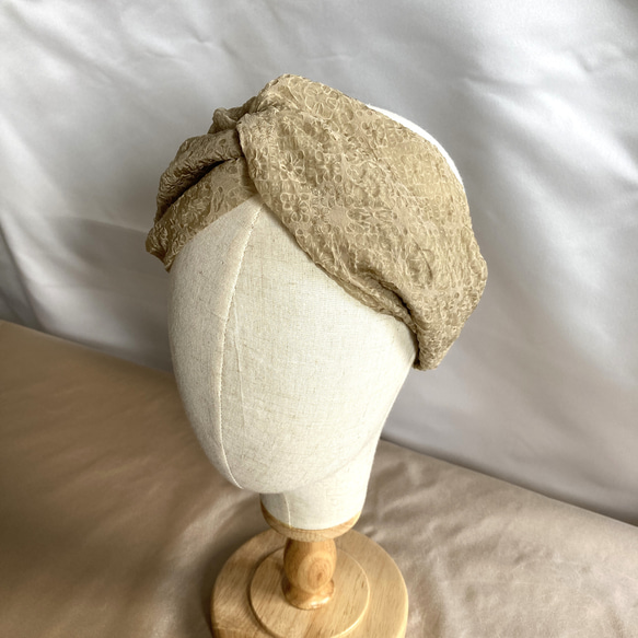 新‼【新感覚】シルクオーガンジーのクロスヘアバンド 〈結晶柄・ベージュ〉 髪の悩みに! 快適 & モードな川俣シルク 4枚目の画像