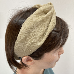 新‼【新感覚】シルクオーガンジーのクロスヘアバンド 〈結晶柄・ベージュ〉 髪の悩みに! 快適 & モードな川俣シルク 3枚目の画像