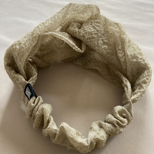 新‼【新感覚】シルクオーガンジーのクロスヘアバンド 〈結晶柄・ベージュ〉 髪の悩みに! 快適 & モードな川俣シルク 5枚目の画像