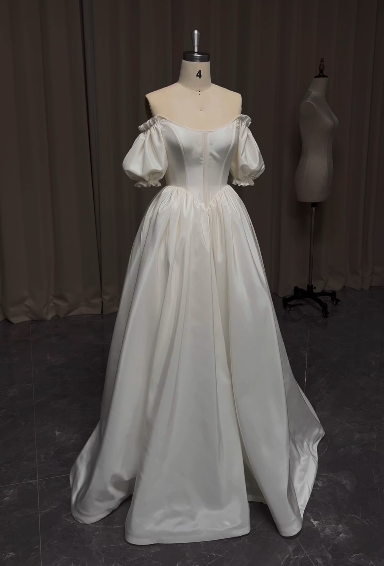 高級サテン　お色直し　素材感オフホワイト　最新品位が漂う　二の腕カバー　パフスリーブ　光沢感　結婚式音楽会卒業式お呼ばれ