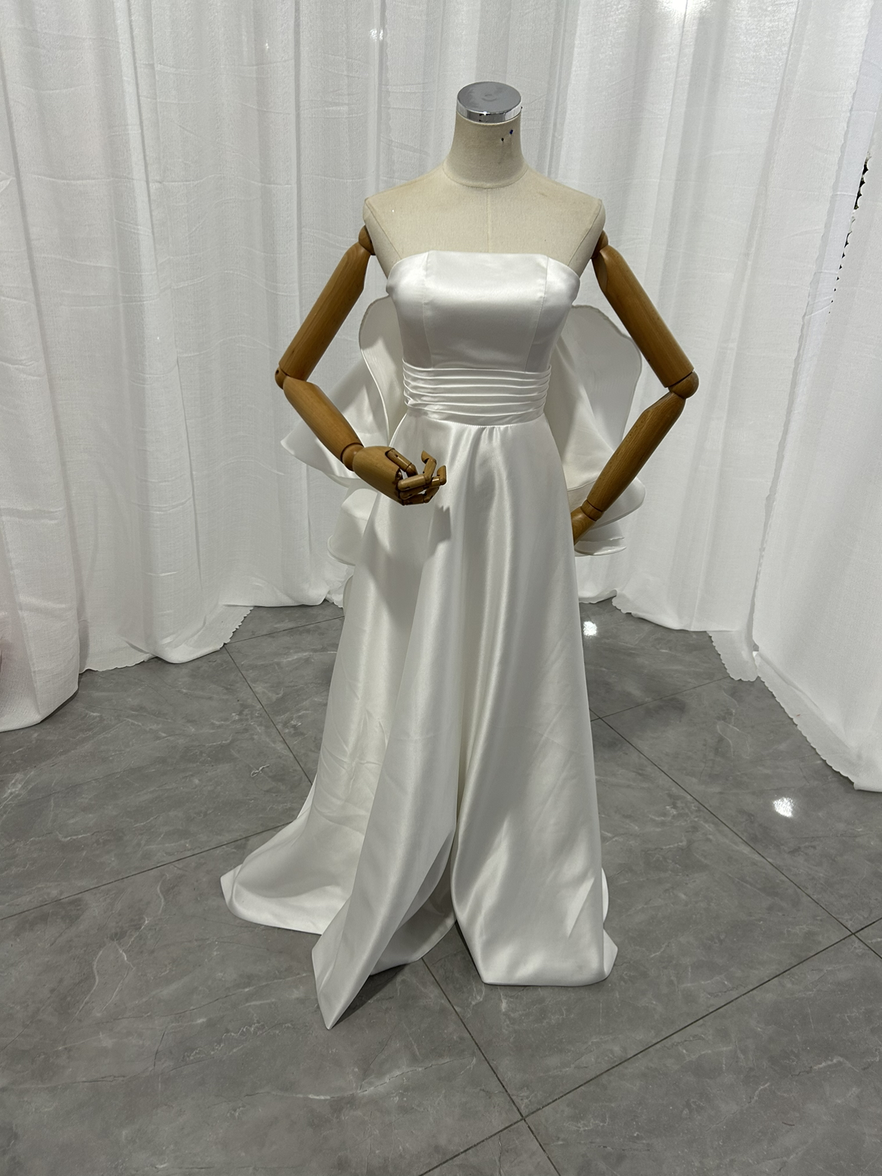 ウェディングドレス ベアトップ ふっくら柔らかなバックリボン 抜群のおしゃれ見え 結婚式