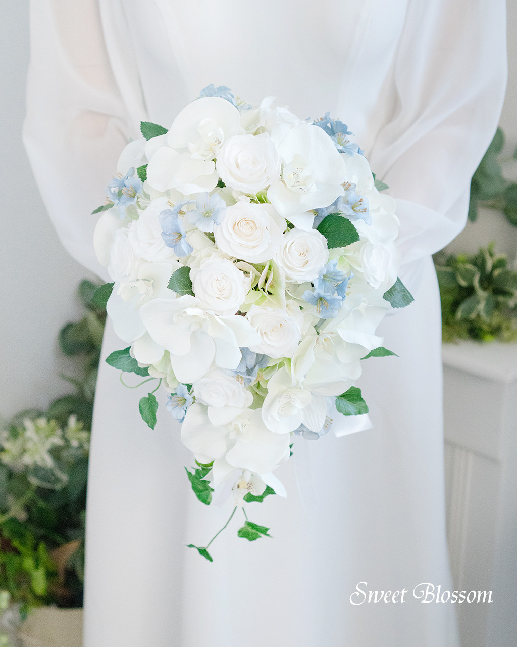 【オーダーメイド】プリザーブドフラワー 薔薇と胡蝶蘭のキャスケードブーケ(ホワイト＆ブルー)