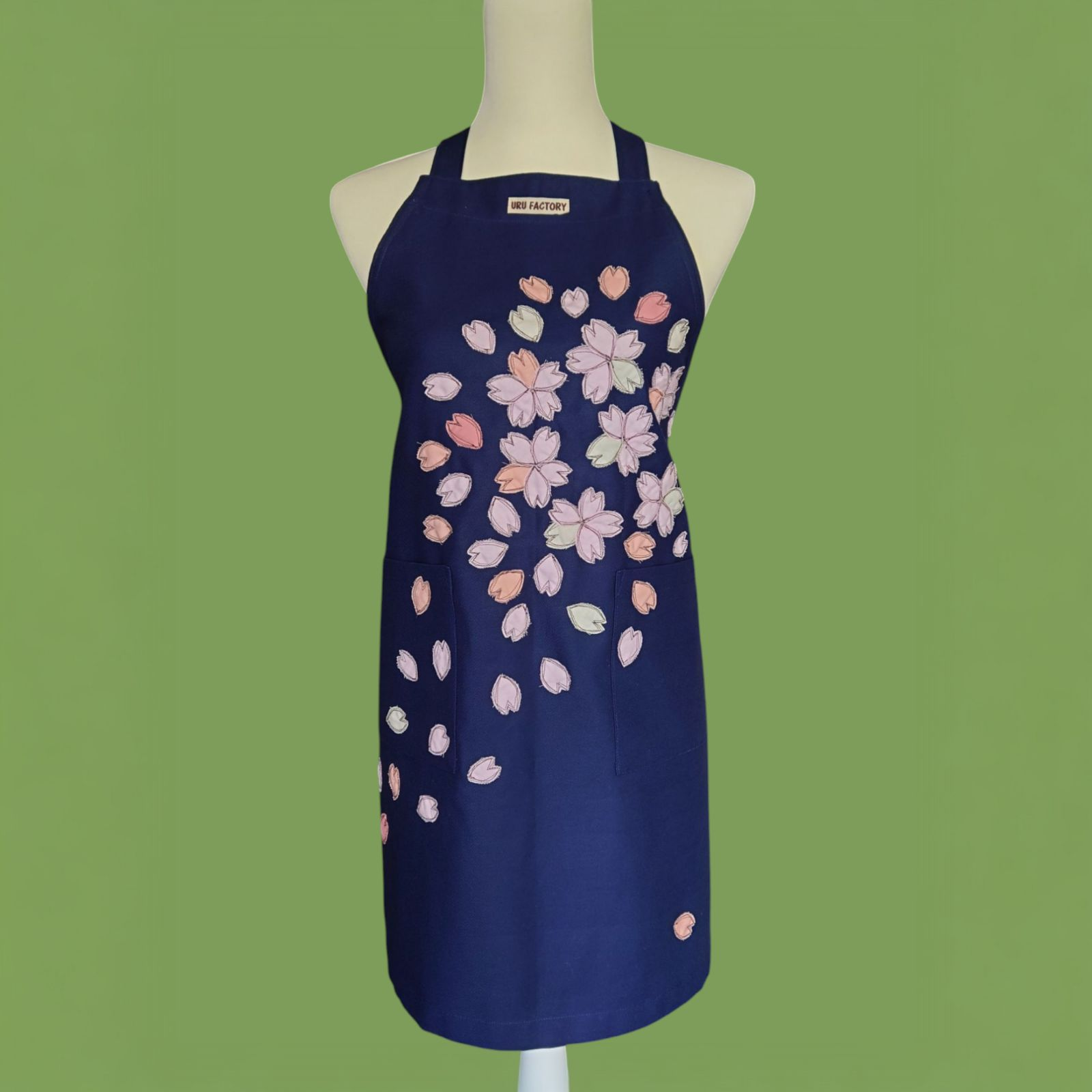 桜のアップリケエプロン｜花びらが舞うデザイン｜大人用エプロン・綿100％・手仕事