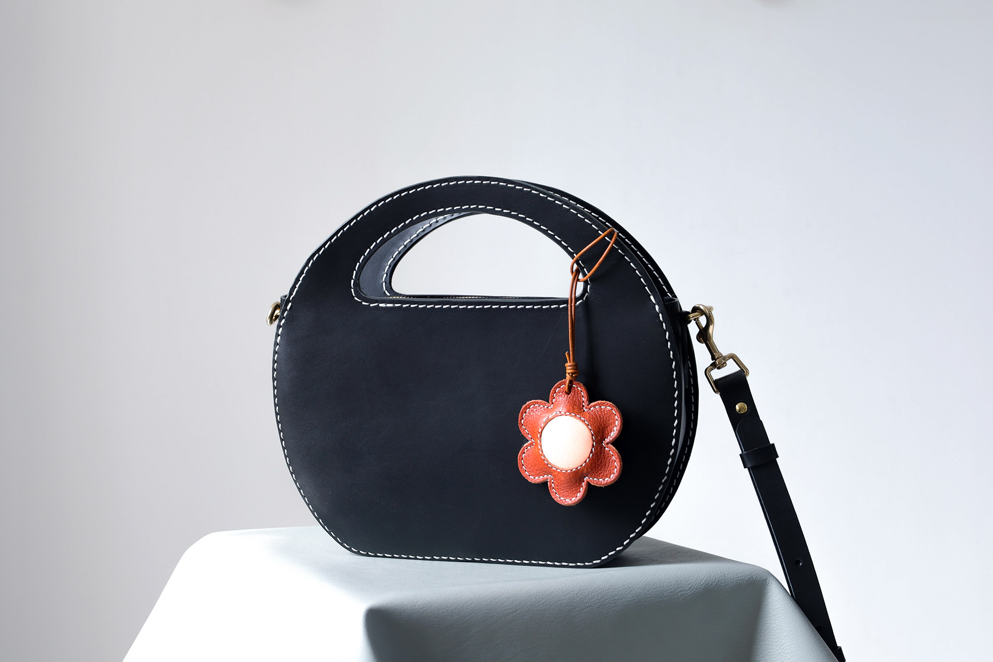 ✨芸術的なデザイン！本革製「カーリングバッグ」✨