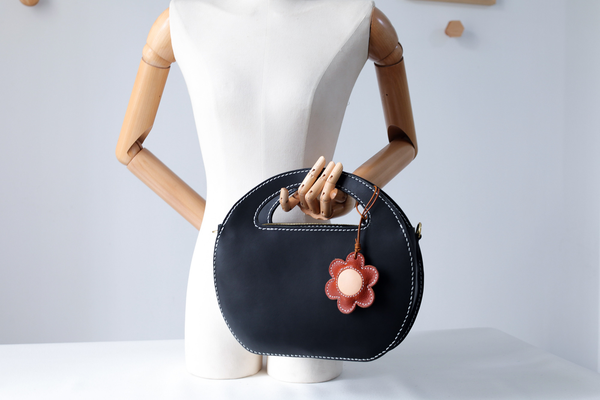 ✨芸術的なデザイン！本革製「カーリングバッグ」✨