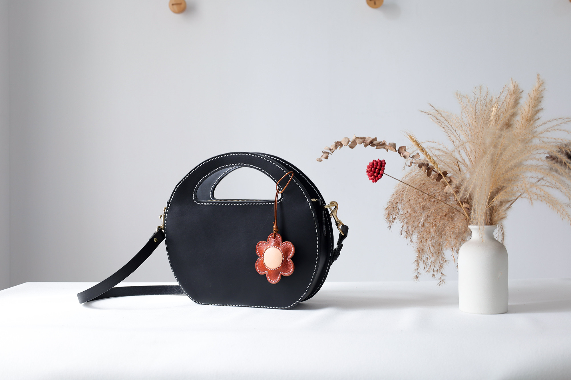 ✨芸術的なデザイン！本革製「カーリングバッグ」✨