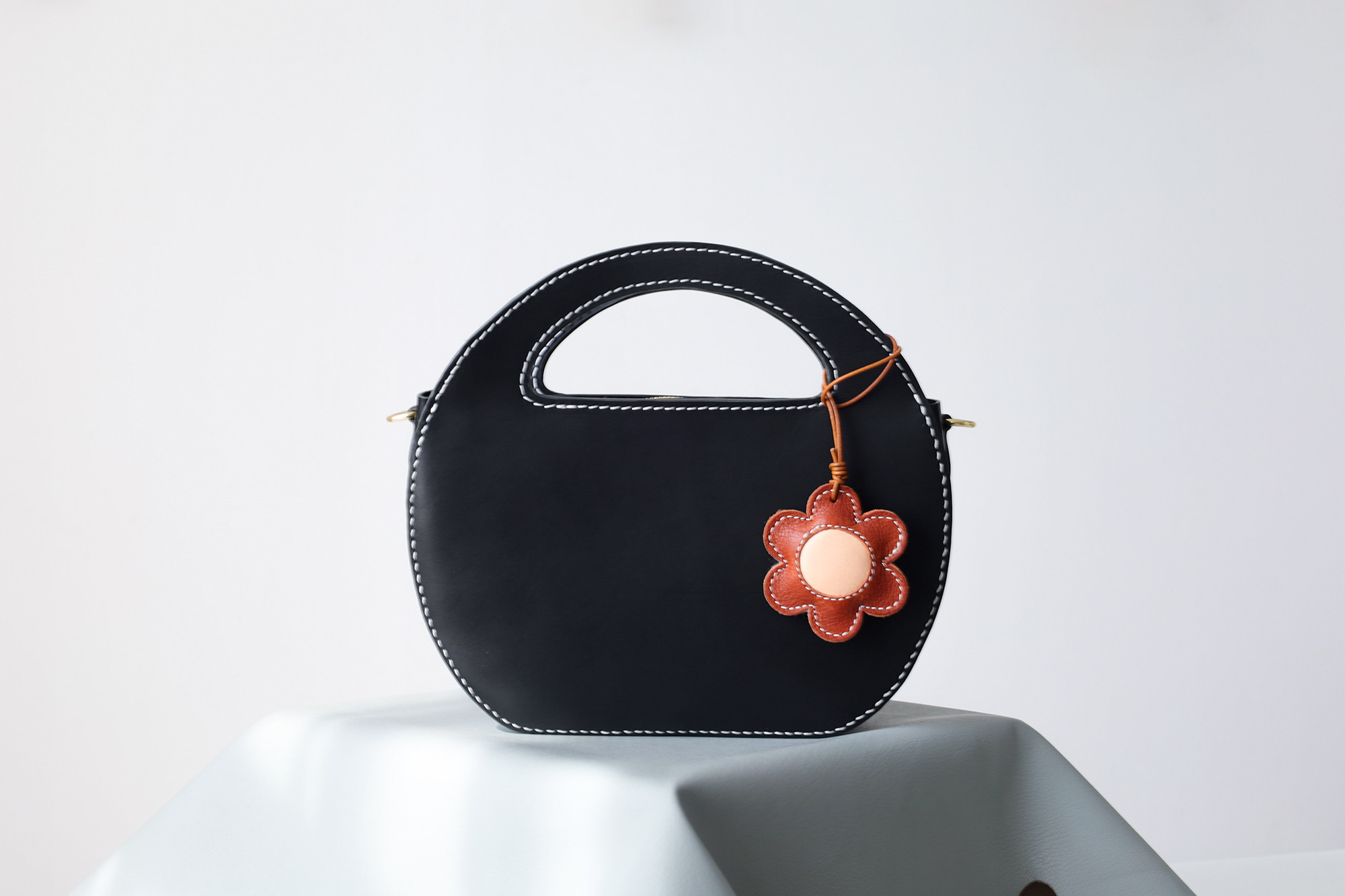 ✨芸術的なデザイン！本革製「カーリングバッグ」✨