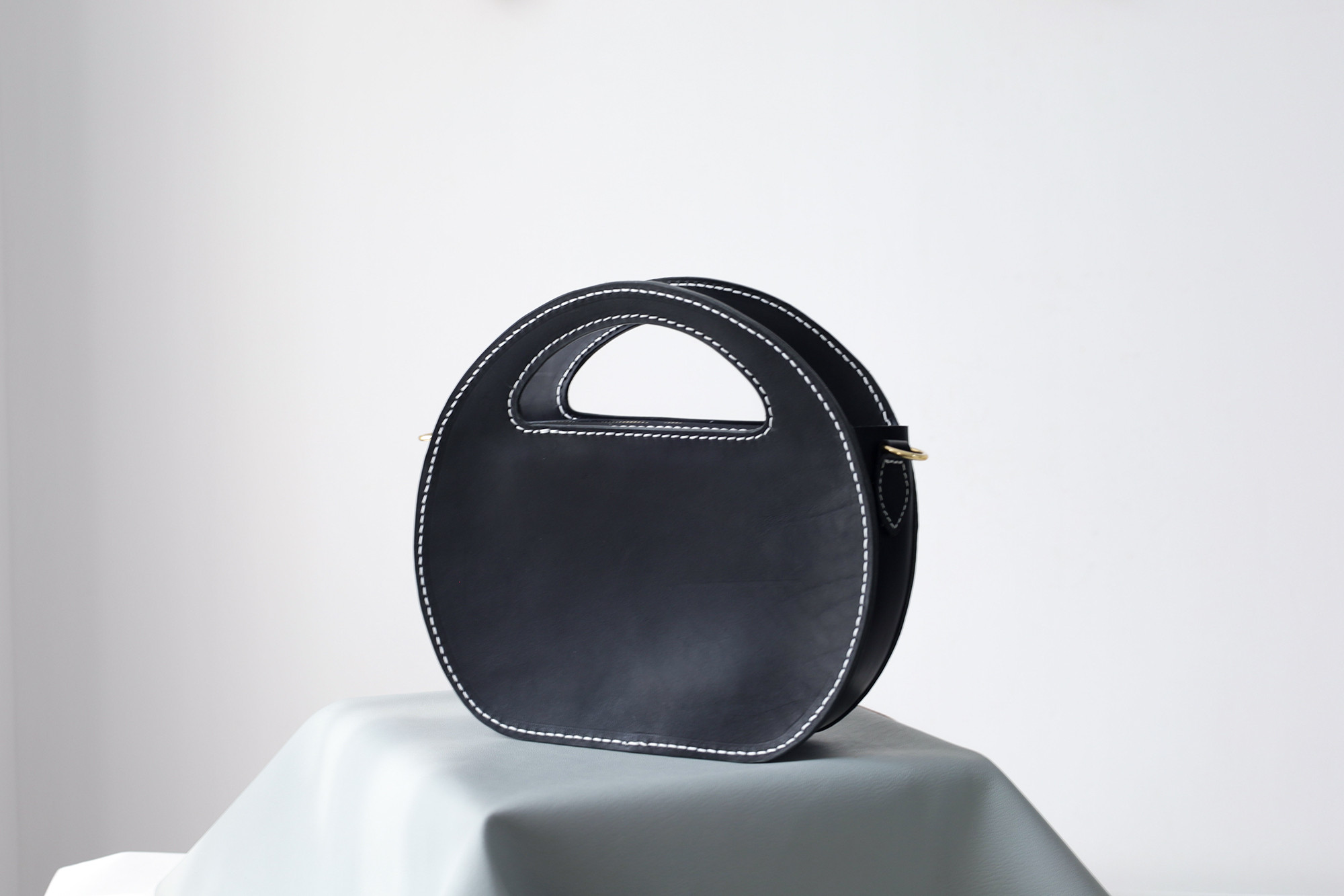 ✨芸術的なデザイン！本革製「カーリングバッグ」✨