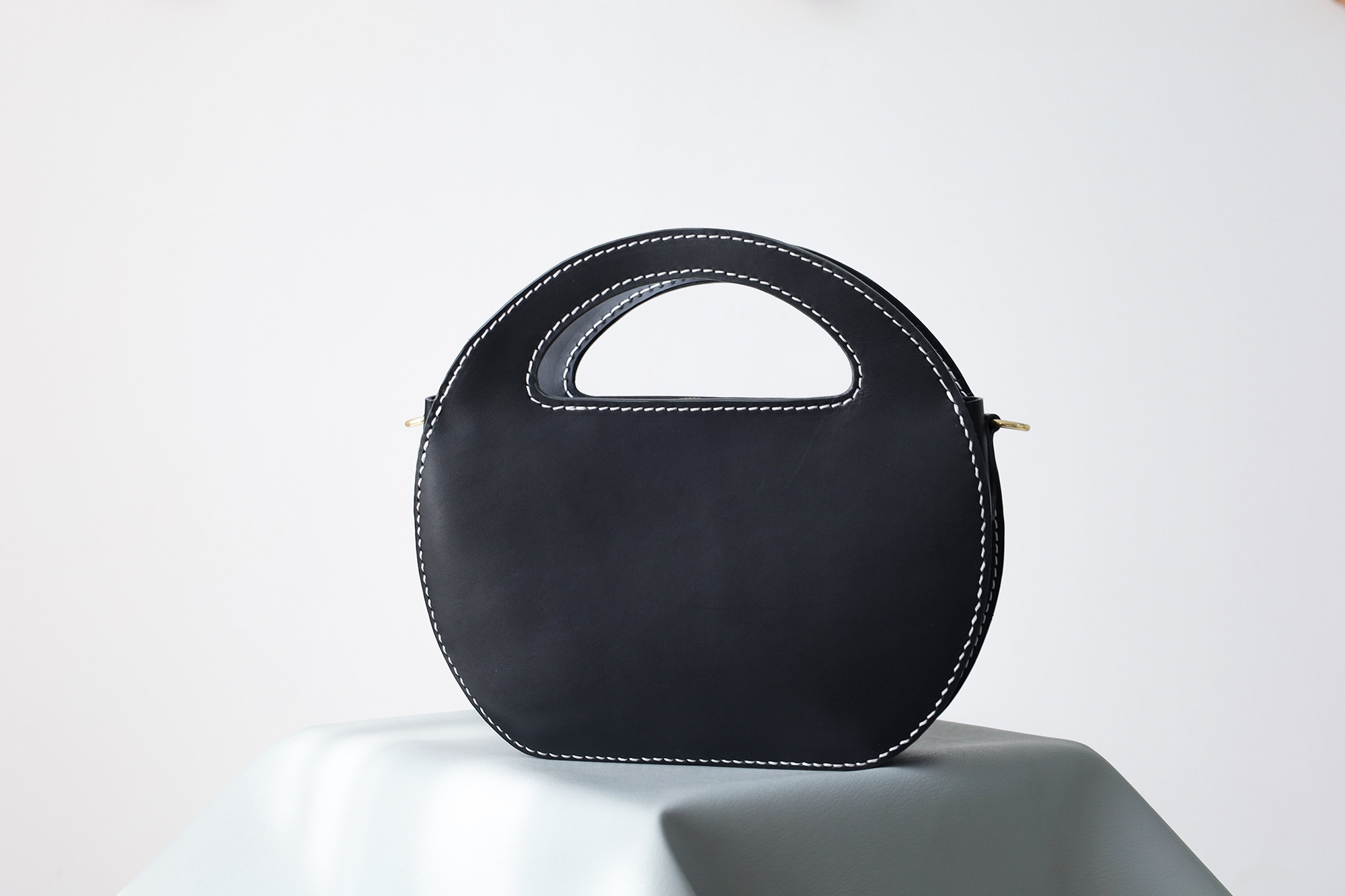 ✨芸術的なデザイン！本革製「カーリングバッグ」✨