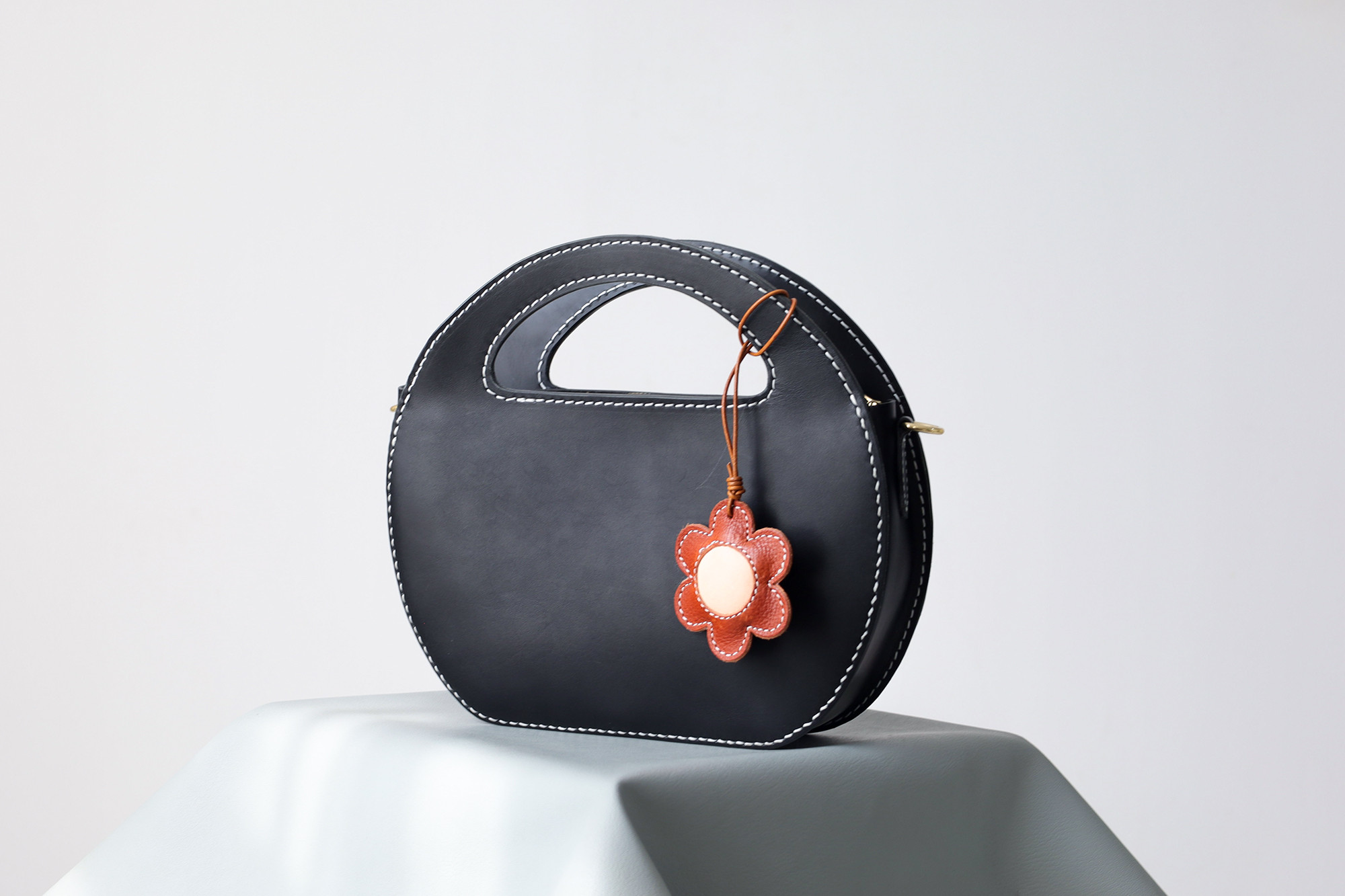 ✨芸術的なデザイン！本革製「カーリングバッグ」✨