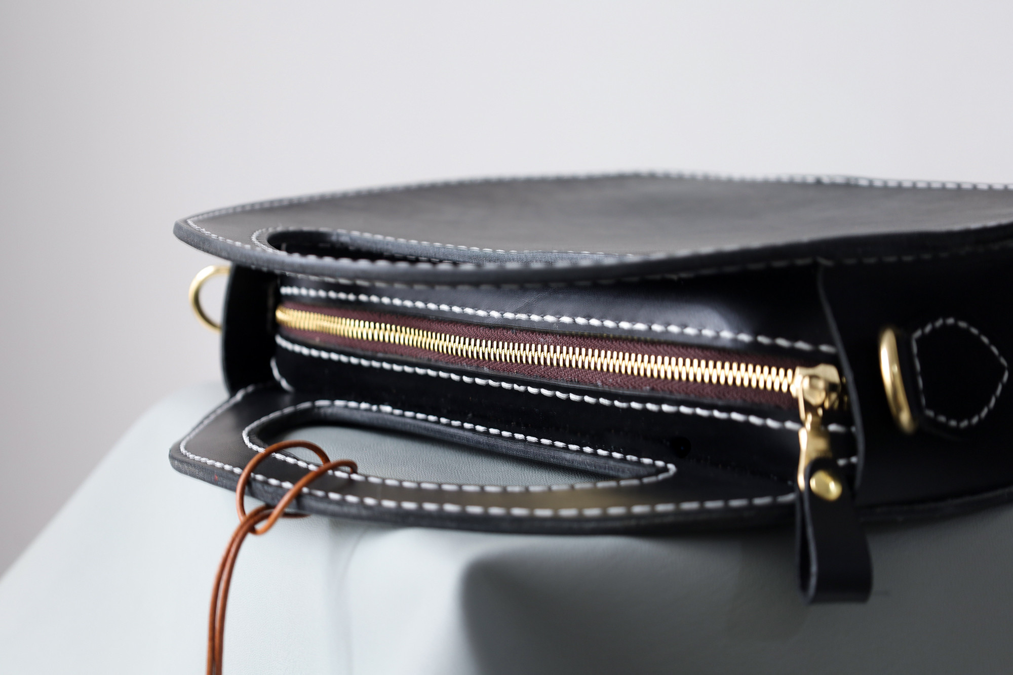 ✨芸術的なデザイン！本革製「カーリングバッグ」✨