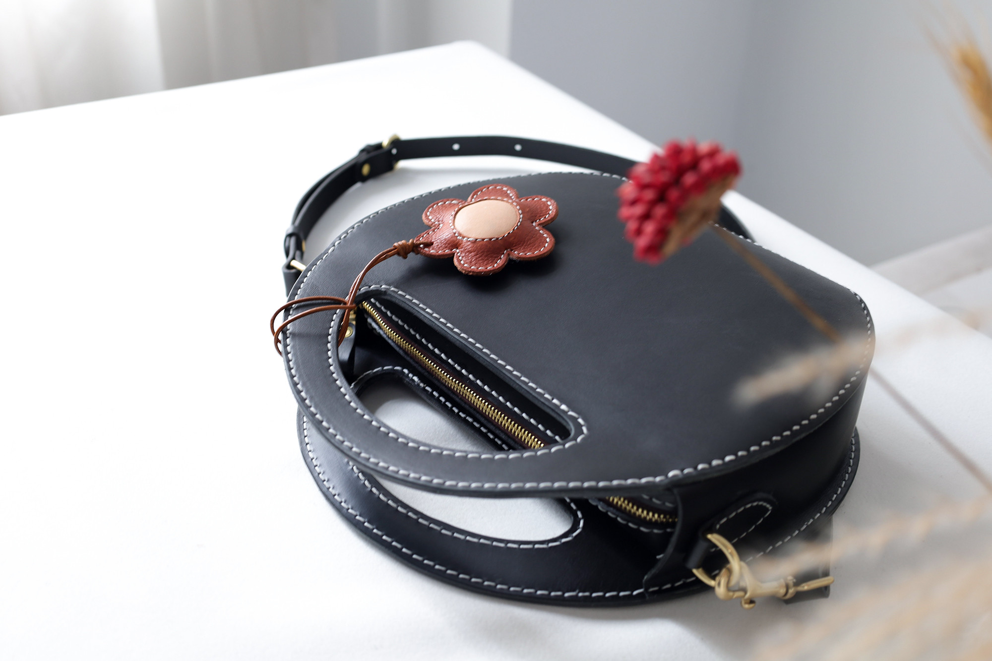 ✨芸術的なデザイン！本革製「カーリングバッグ」✨