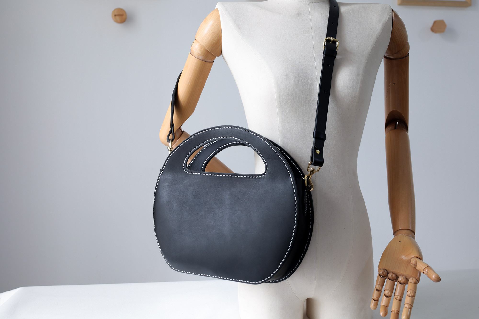 ✨芸術的なデザイン！本革製「カーリングバッグ」✨