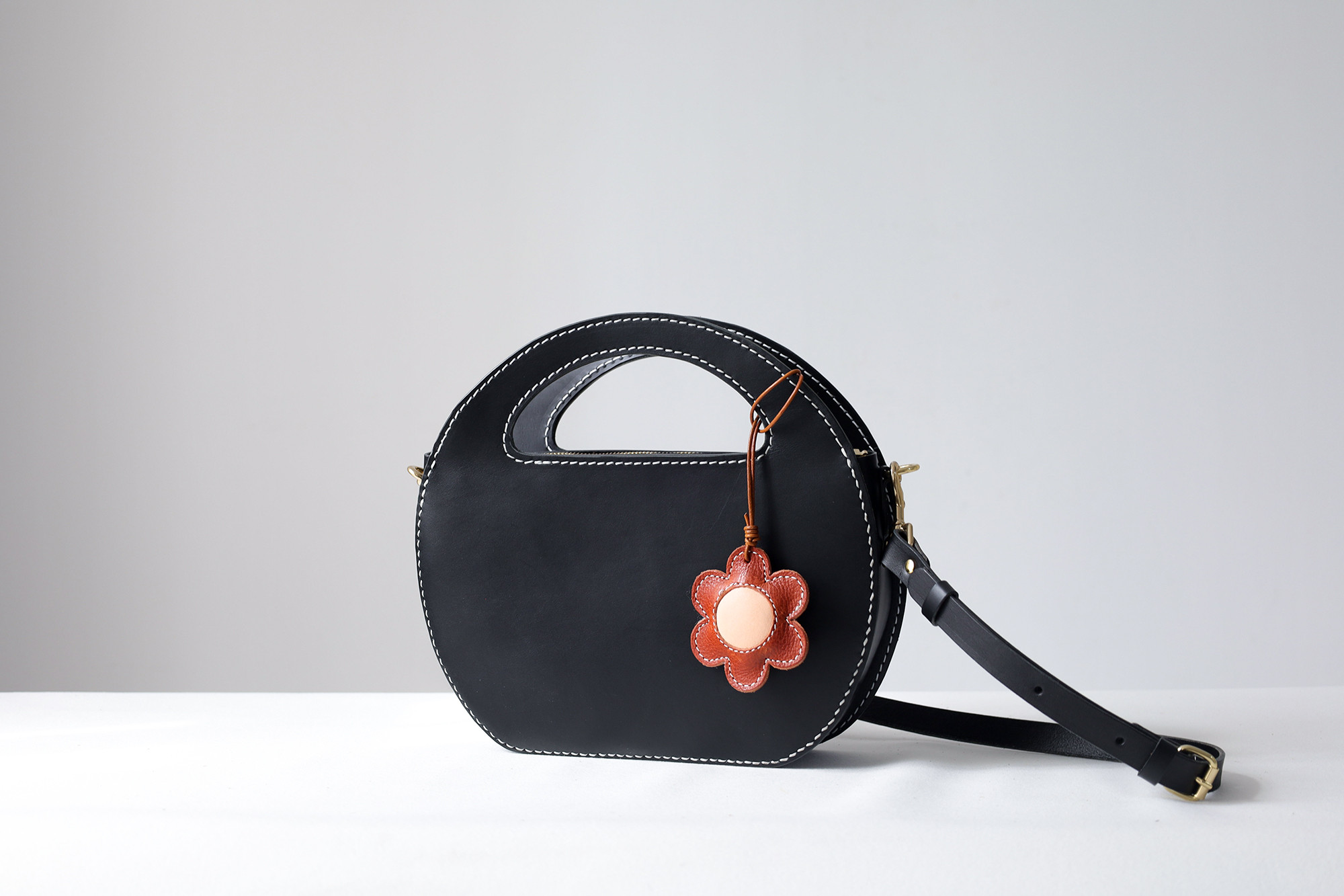 ✨芸術的なデザイン！本革製「カーリングバッグ」✨