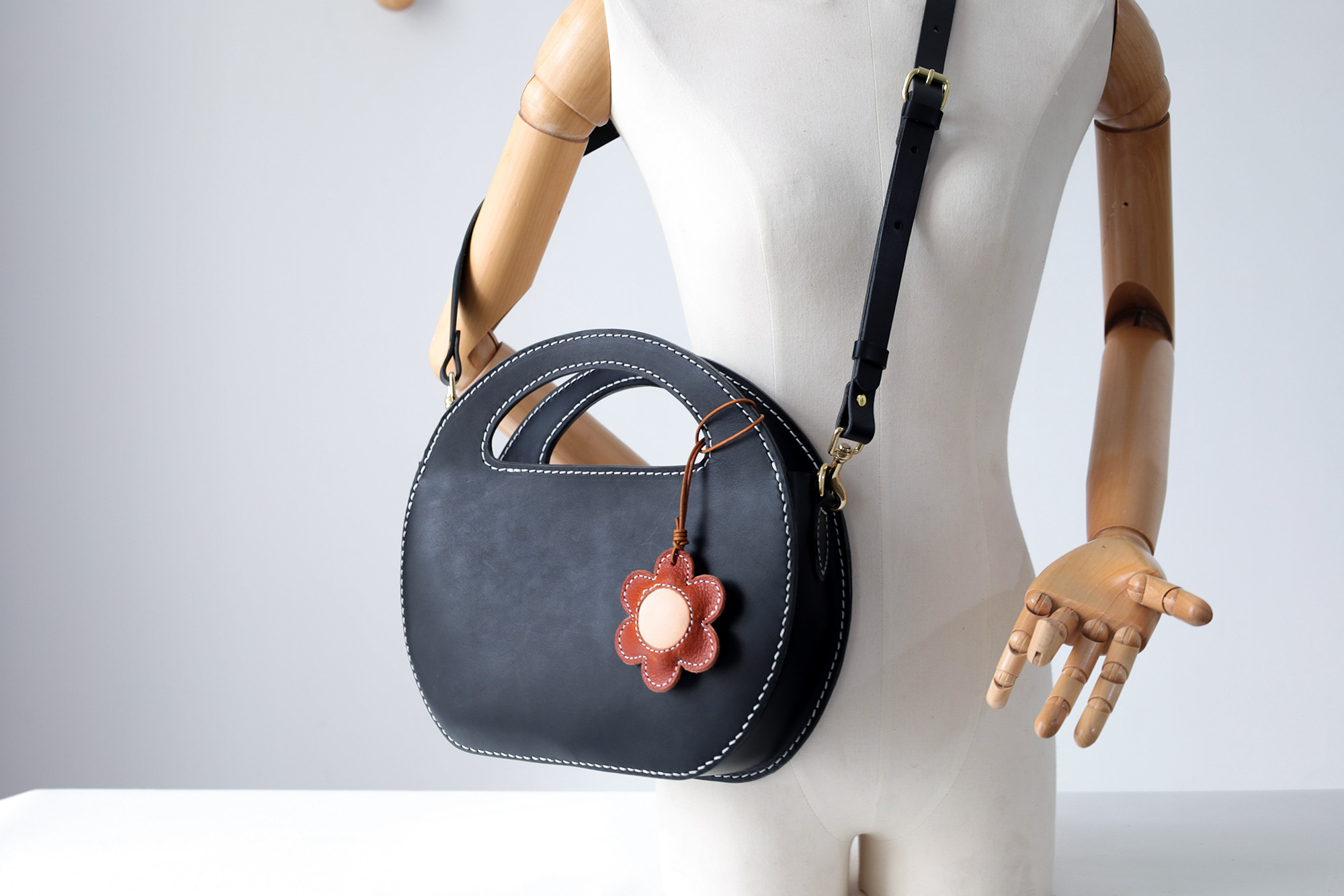 ✨芸術的なデザイン！本革製「カーリングバッグ」✨