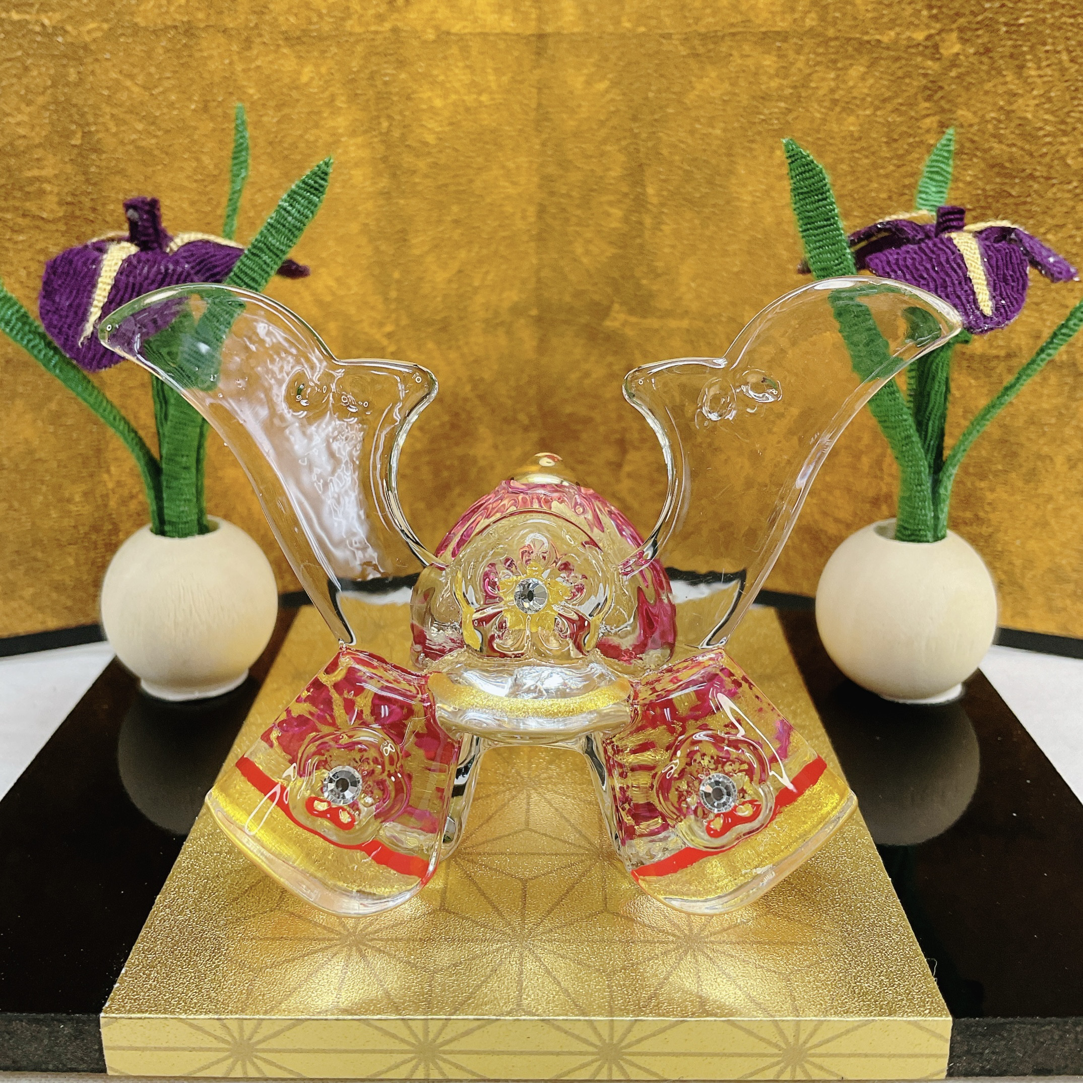 五月飾り【勇硝子兜飾り 赤 ＆ ちりめん花菖蒲一対＆屏風】端午の節句 子どもの日 男の子初節句 五月人形 5月玄関飾り
