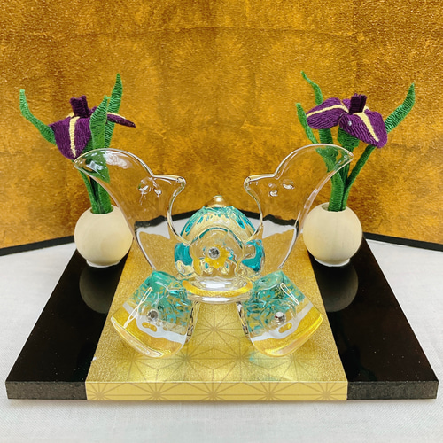 五月飾り【勇硝子兜飾り 青 ＆ ちりめん花菖蒲一対＆屏風】端午の節句