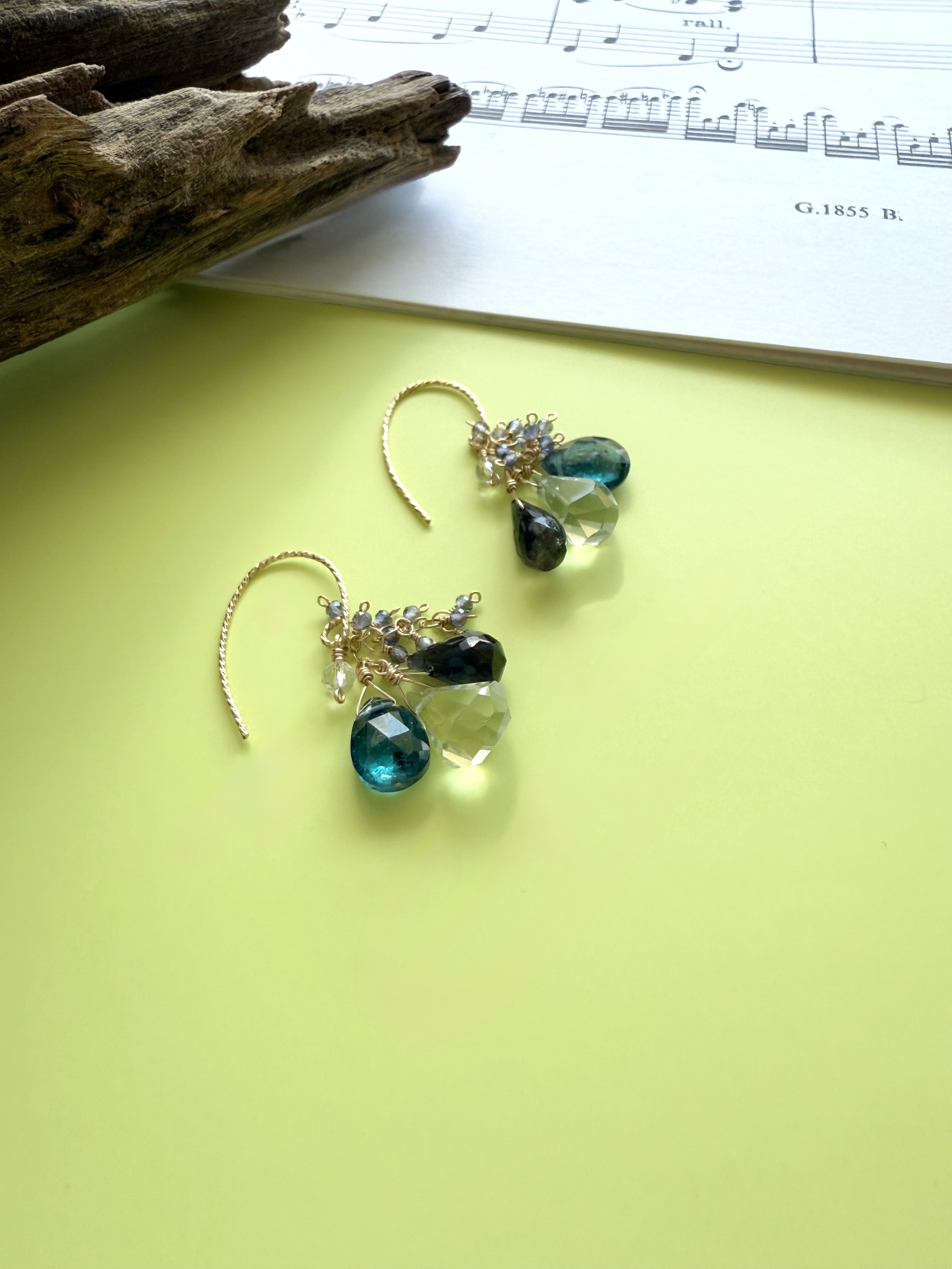 モスカイヤナイトのミックスストーンピアス（イヤリング）