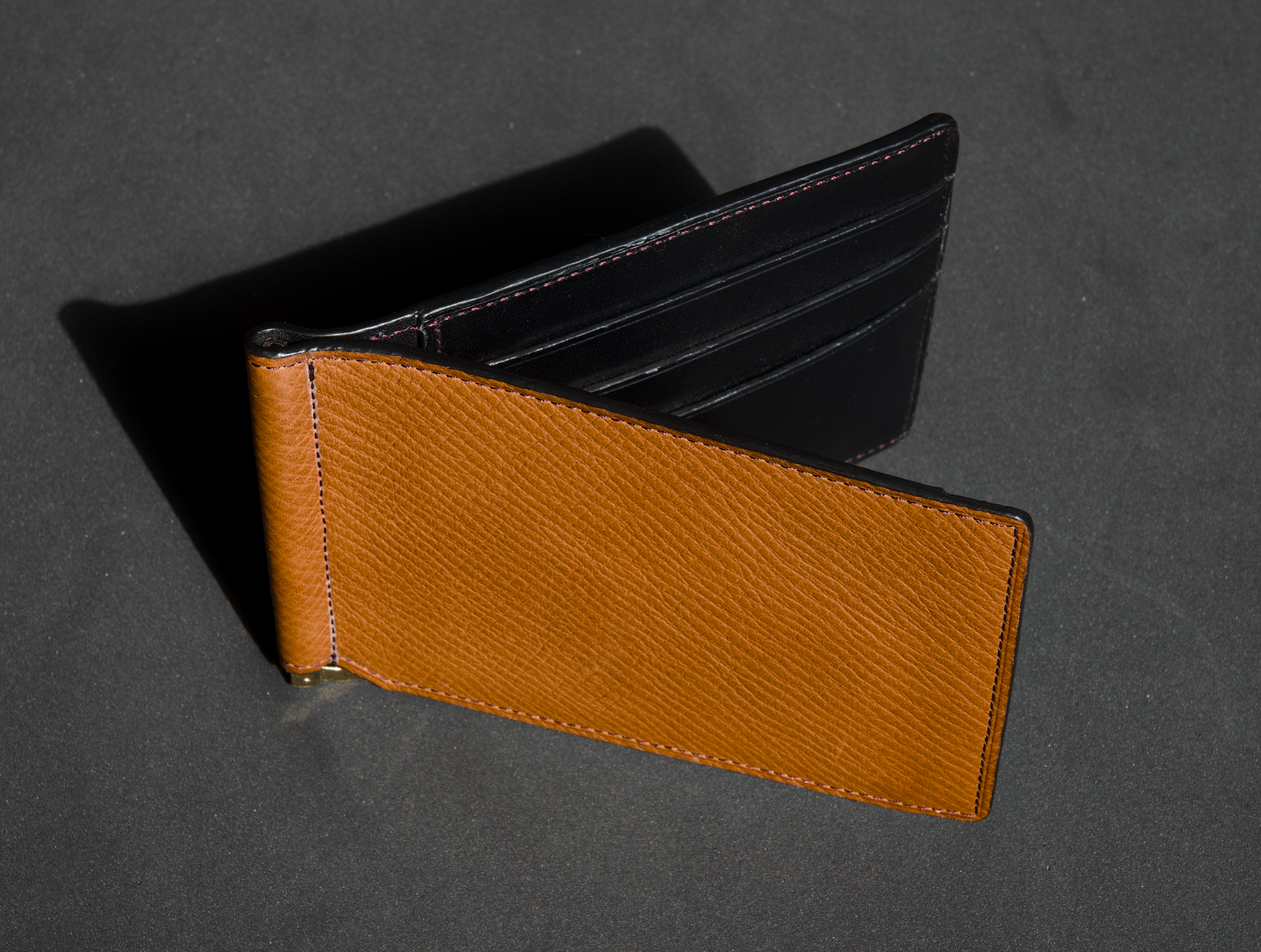 高級感あふれるレザーマネークリップ｜ビジネスシーンに最適な薄型デザイン