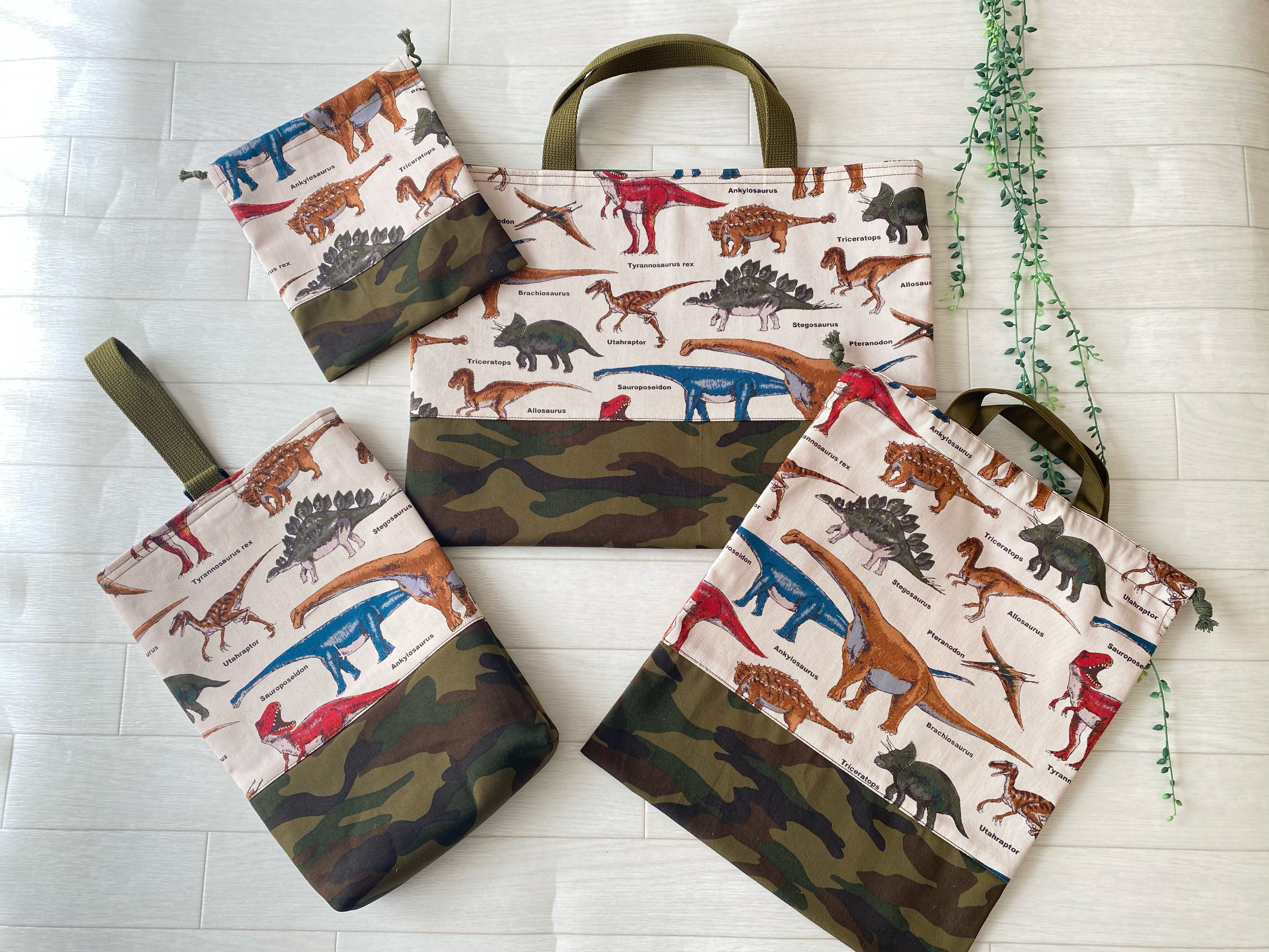 2026入園入学、通園通学グッズ＊恐竜マーチ柄×迷彩＊レッスンバッグ＊シューズ入れ＊体操服入れ＊歯ブラシコップ入れ