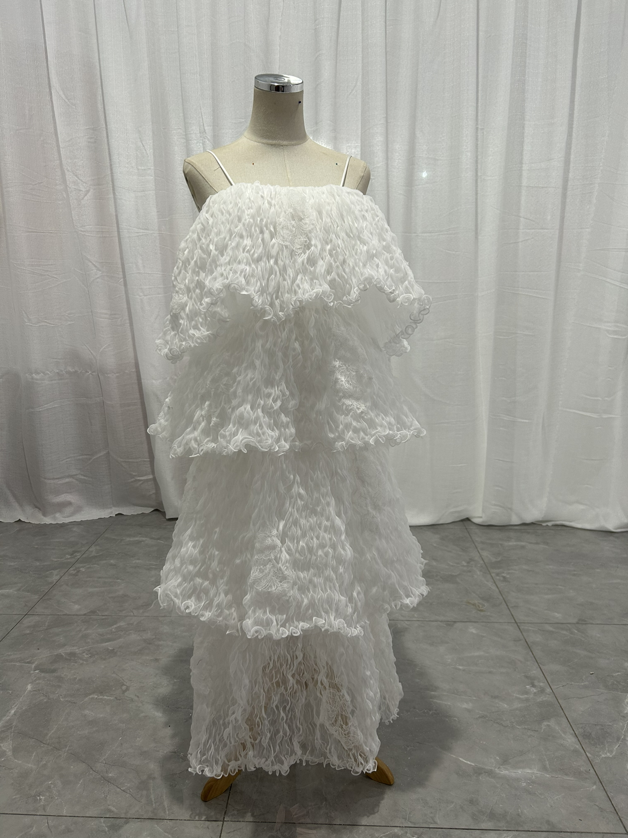 送料無料！ウェディングドレス 柔らかく重ねたチュールスカート 流れる透け花レース キャミソール ロング オフホワイト 花