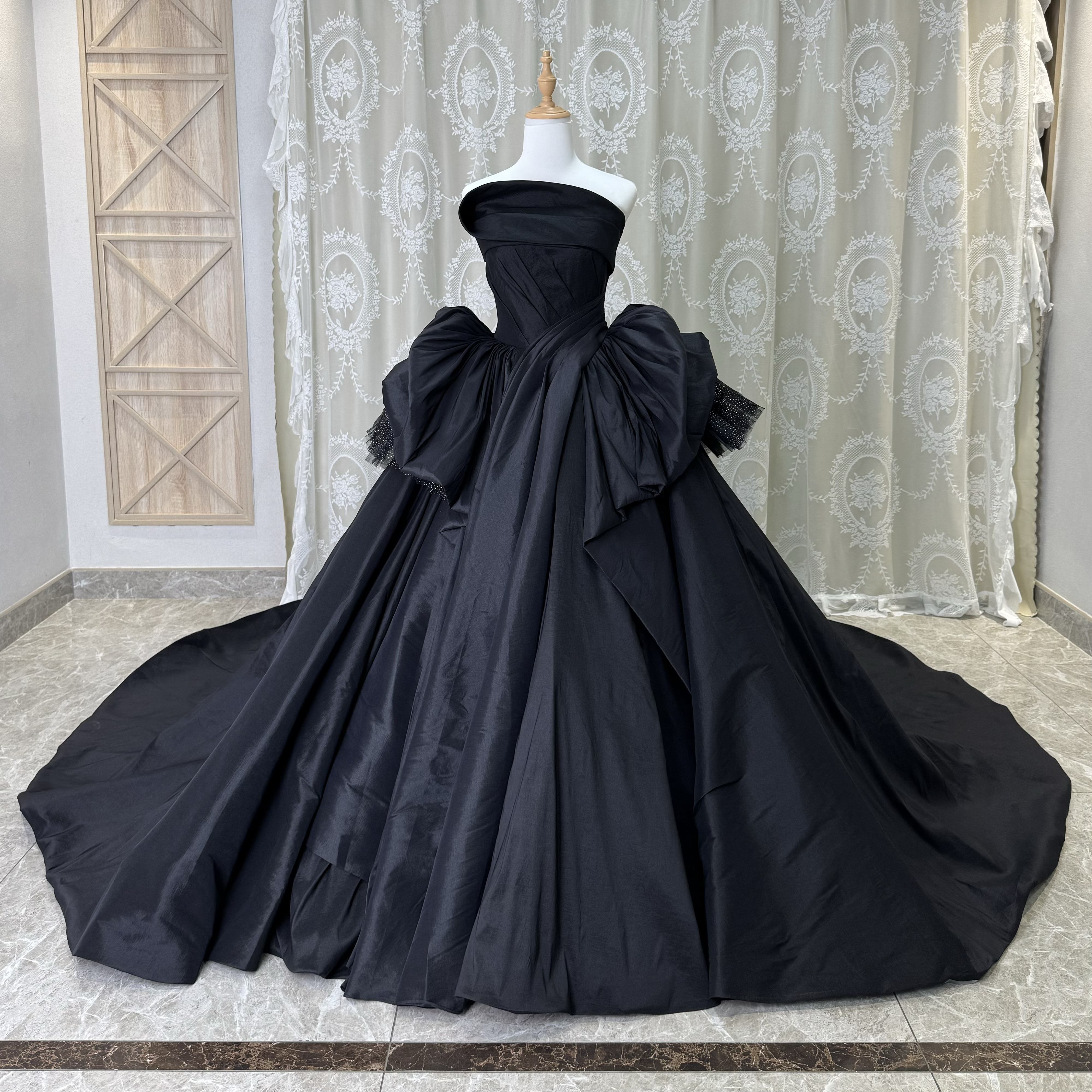 お買い得！非対称　アシメドレス　高級ブラック　かっこいいカラードレス　ウェディングドレス　ボリューム　ラッフルスカート