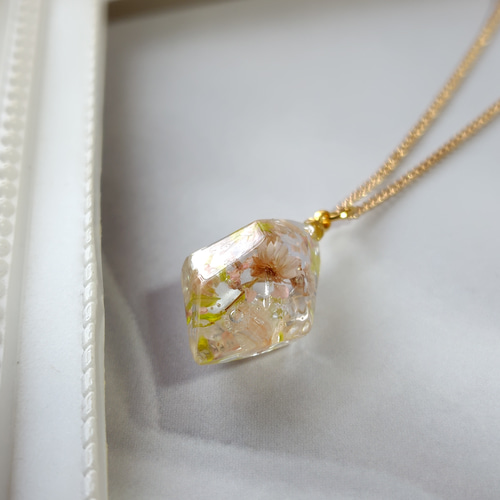 春の新作＊春をイメージしたピンクと黄緑色のドライフラワーの鉱石型