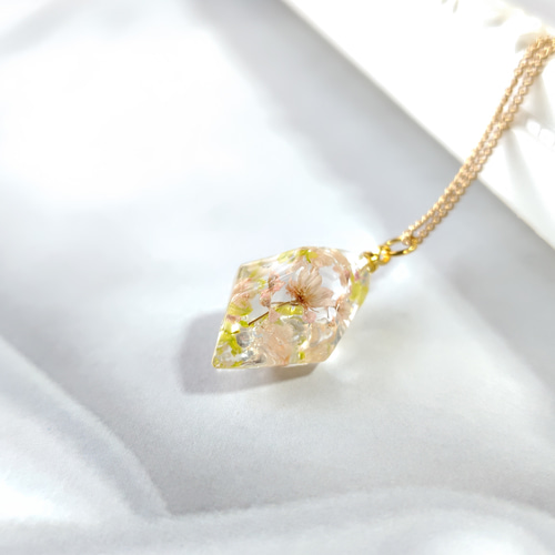 春の新作＊春をイメージしたピンクと黄緑色のドライフラワーの鉱石型