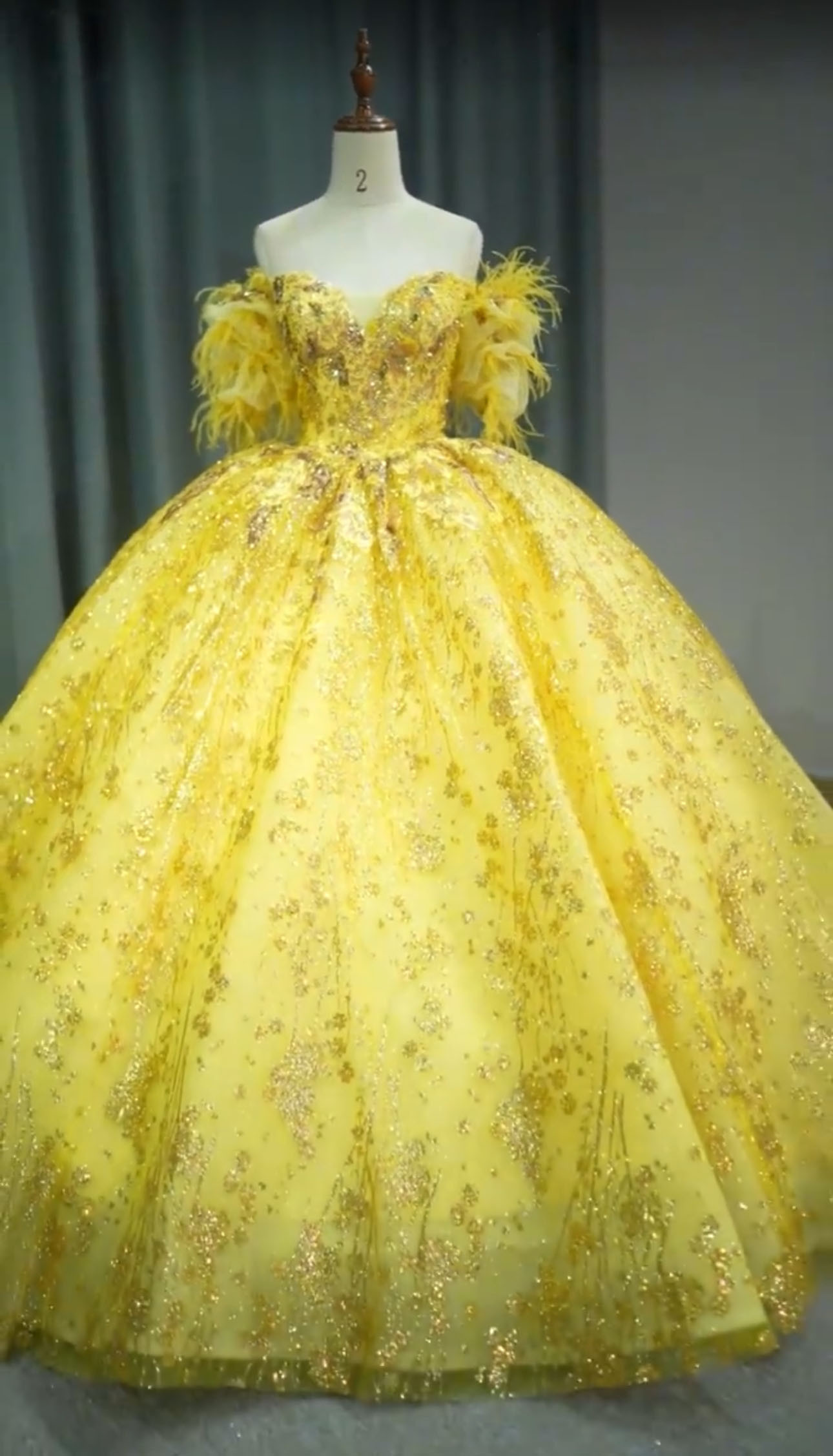 WEB限定！フェザー　袖あり　オフショルダー　キラキラ　王道派　手派なカラードレス　ゴールド　豪華ウェディング前撮り