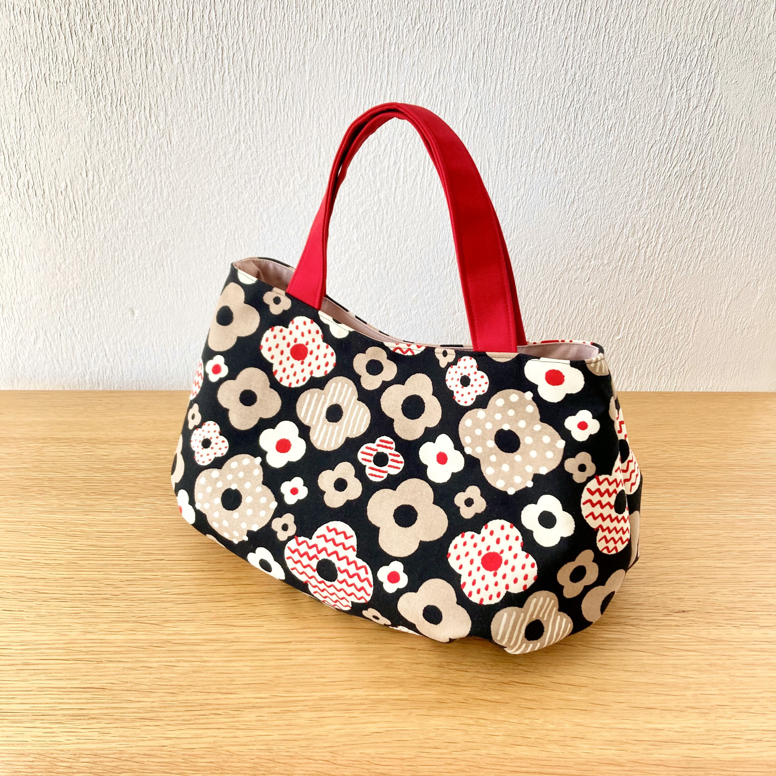 中が明るくて見やすい⭐️お菓子みたいな花柄　布製ふっくらバッグ［レッド✖️ブラック］コットンキャンバス 12,780円