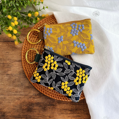 ミモザ 総刺繍◇カラビナ付きフラットポーチ/マルチケース【2カラー 