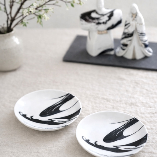 モノトーン雛人形｜現代の暮らしに馴染むモダン&シックなひな飾り