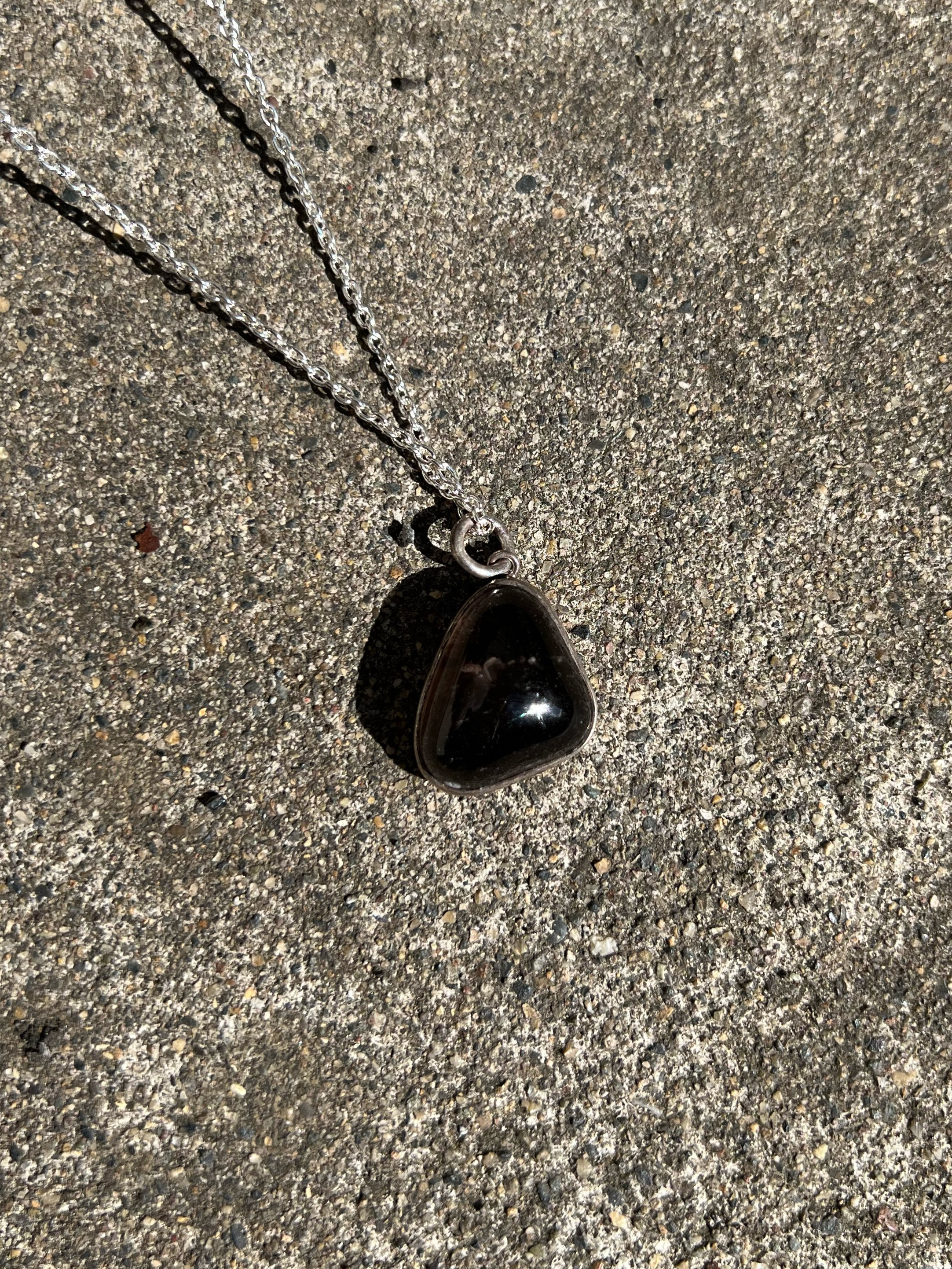 長野県産黒曜石ペンダント　トライアングル小