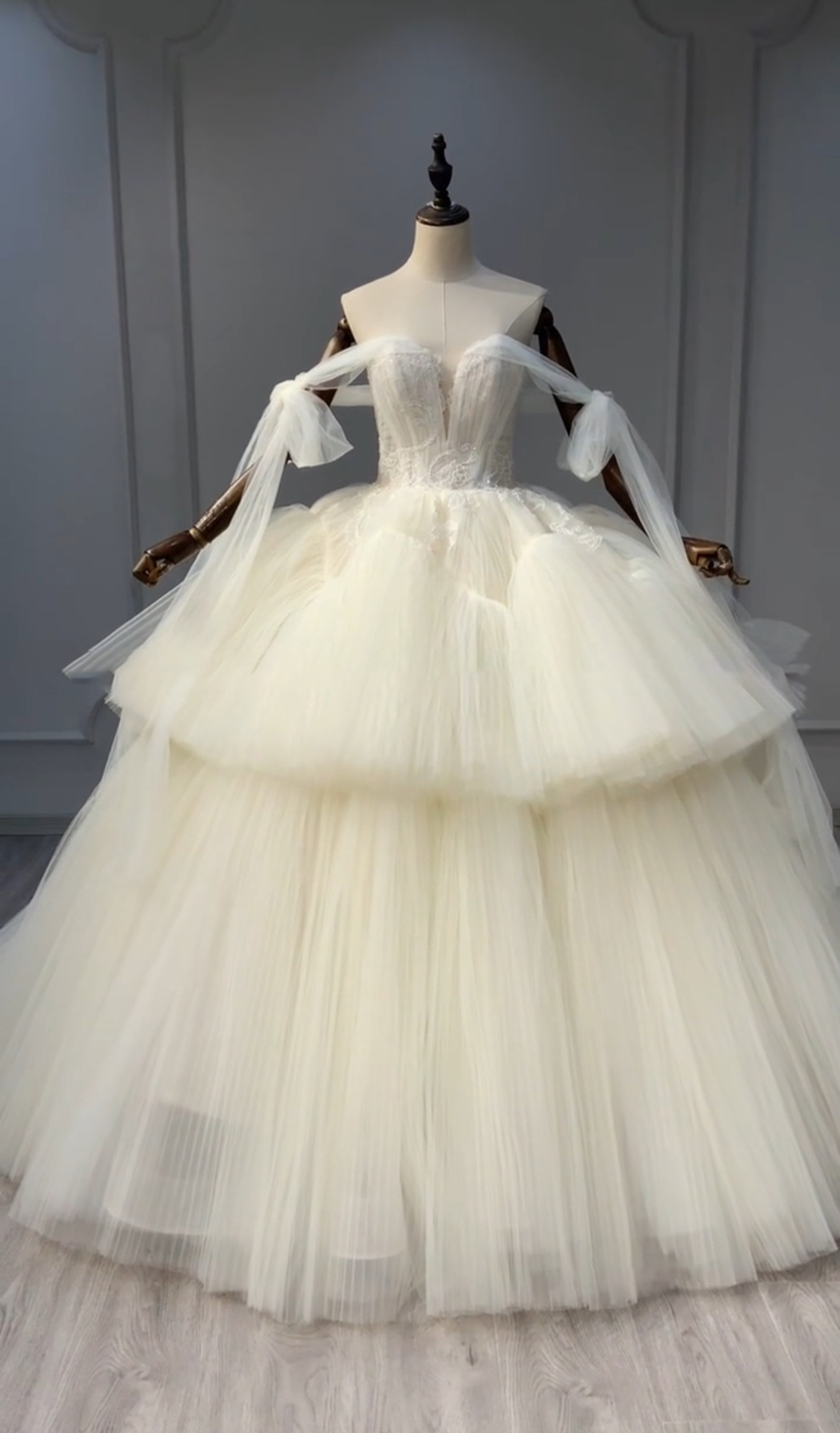 激売れ人気商品　ホワイト　レース付き　多層チュール　ふんわり　チャック　短いトレーン　オフショルダー　二の腕カバー二次会