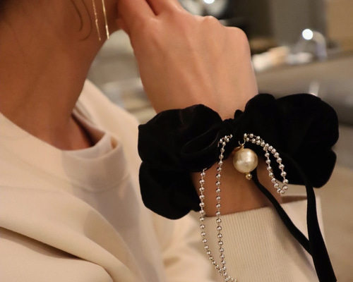 美品 Chloé クロエ チャーリー ロングリボンシュシュ クロエをもっと広く届けたい」──シェミナ・カマリが切り開き続ける