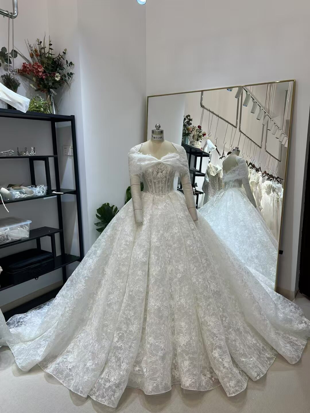 送料無料！ウェディングドレス 韓国風ドレス 取り外しオフショルダー 贅沢な総レース 魅惑の花レース 結婚式 目立つ