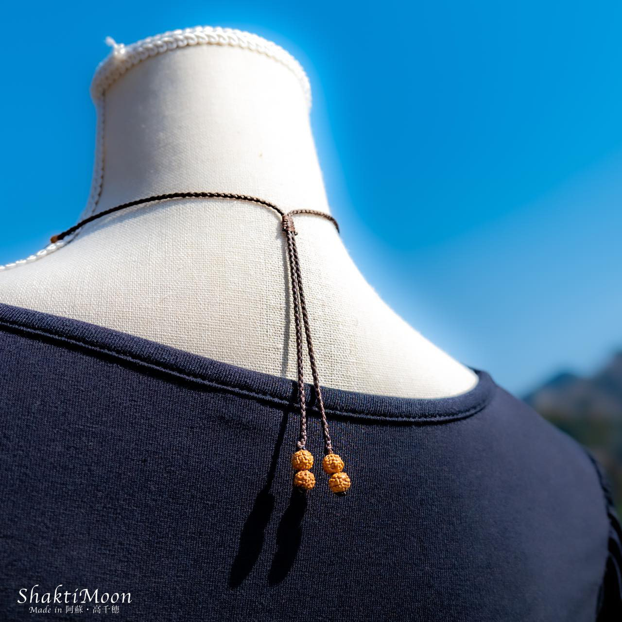 【豊かさを引き寄せる、自然の叡智を宿すお守り！デンドライトオパールとチクナルドラクシャのお守りネックレス】天然石マクラメ