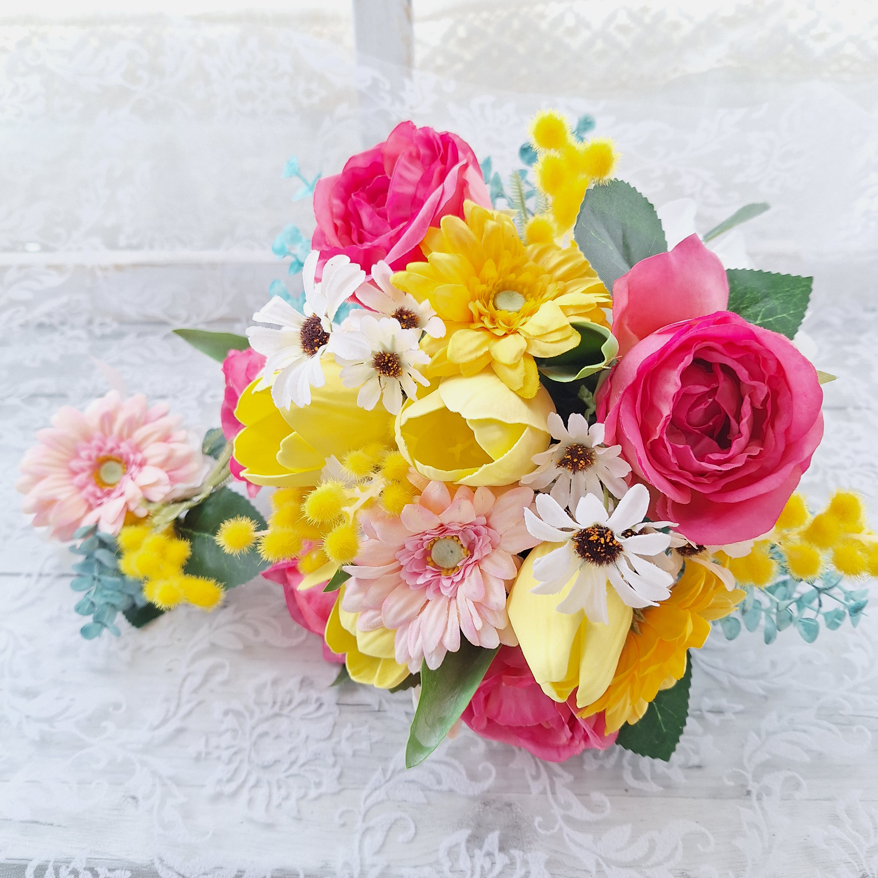 カラフルなクラッチブーケ