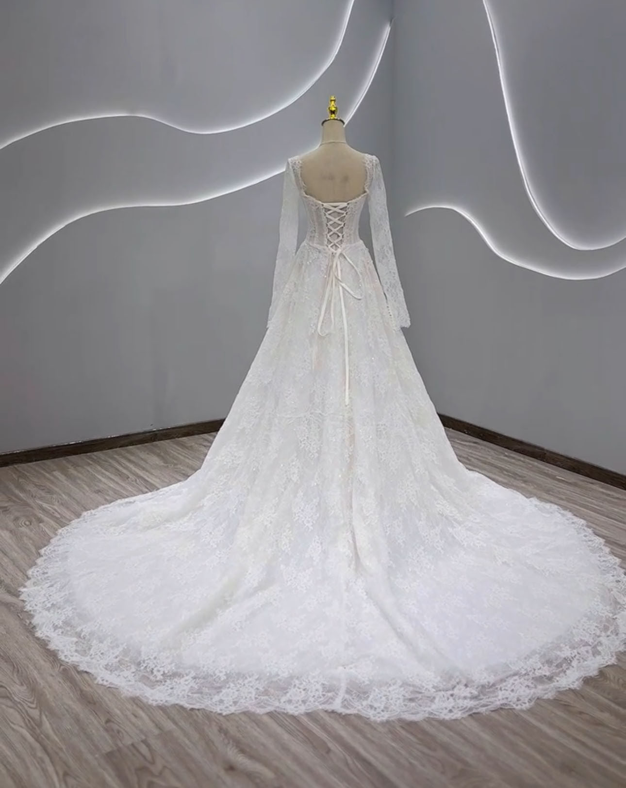 高品質保証！スクエアネック　長袖　上品透け袖　aライン　細見えなシルエット　花柄のモチーフ刺繍が美しく　レーススカート