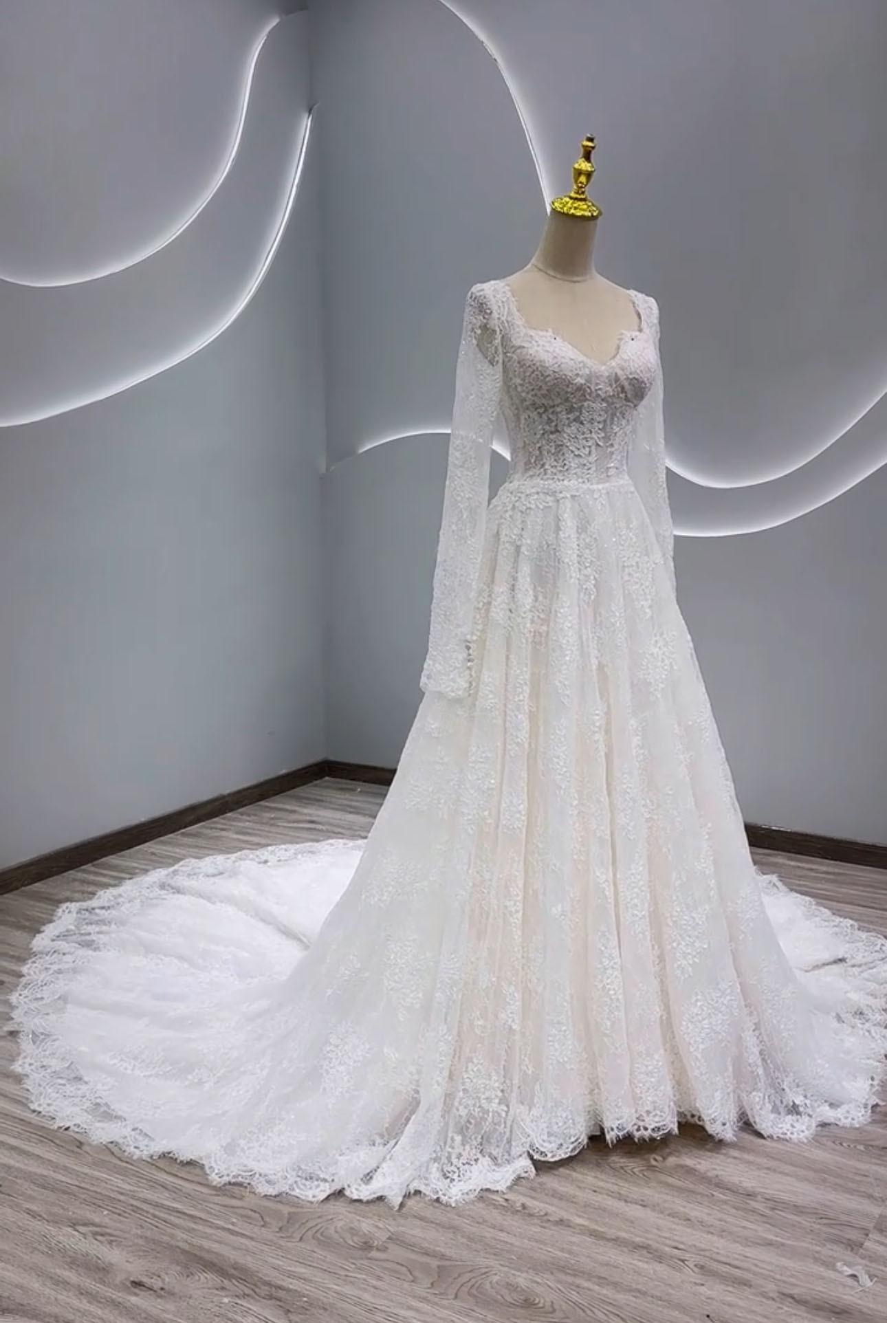 高品質保証！スクエアネック　長袖　上品透け袖　aライン　細見えなシルエット　花柄のモチーフ刺繍が美しく　レーススカート