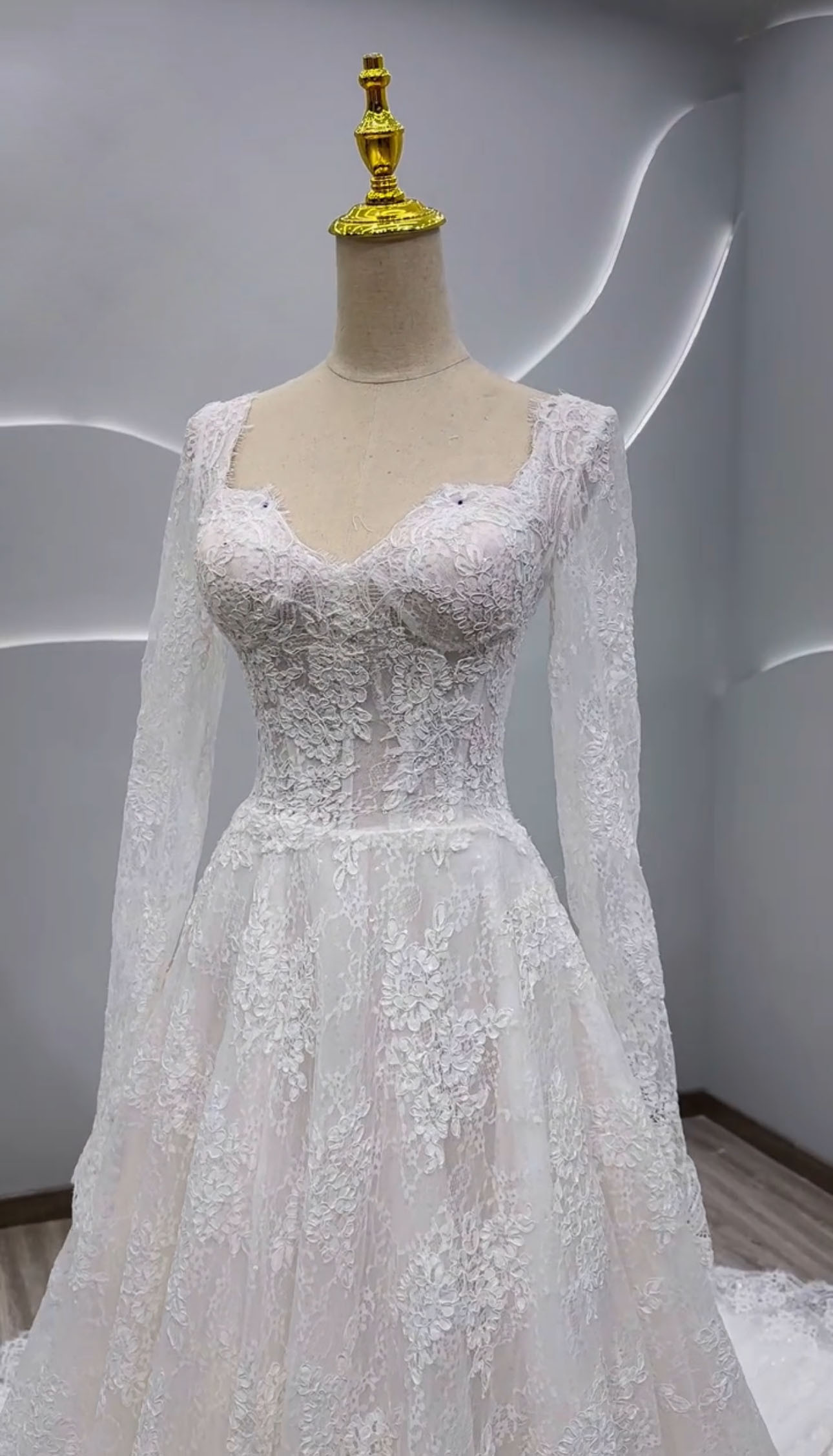 高品質保証！スクエアネック　長袖　上品透け袖　aライン　細見えなシルエット　花柄のモチーフ刺繍が美しく　レーススカート