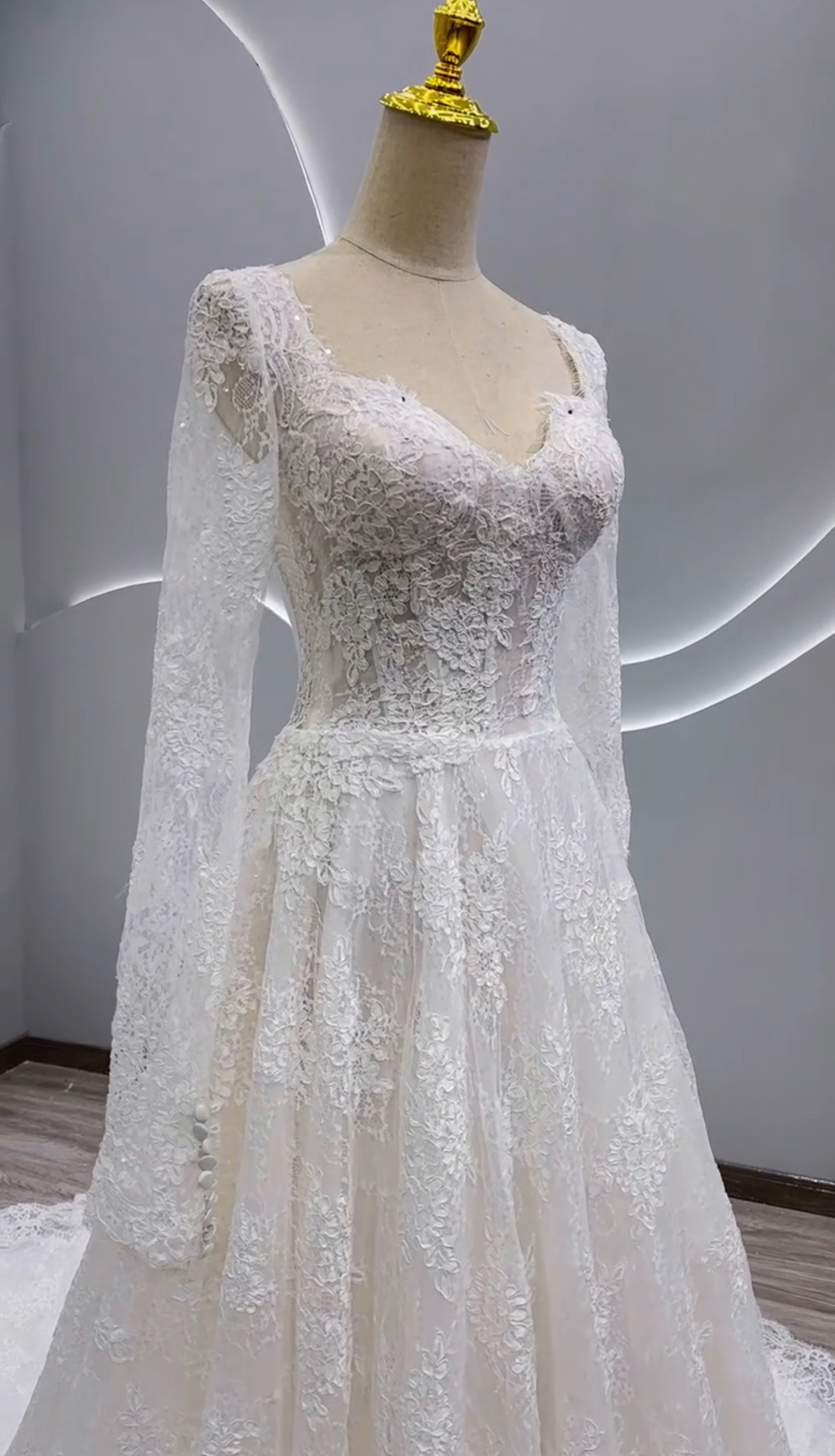 高品質保証！スクエアネック　長袖　上品透け袖　aライン　細見えなシルエット　花柄のモチーフ刺繍が美しく　レーススカート